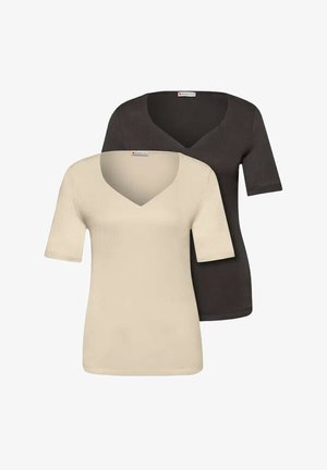 Zwei schlichte V-Ausschnitt-T-Shirts mit kurzen Ärmeln, vorne eines in Beige und hinten eines in Schwarz, auf weißem Hintergrund dargestellt.