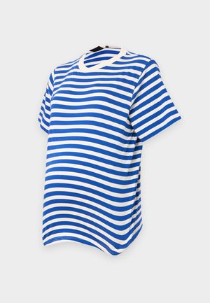 Modrá a biela pruhovaná tričko s krátkym rukávom a okrúhlym výstrihom, vyrobené z jemného a hladkého materiálu. Horizontálne pruhy sú rovnomerne rozložené.