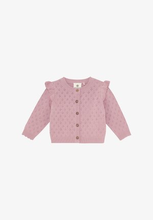 Cardigan en tricot rose pâle avec motif ajouré, épaules à volants, encolure ronde et cinq boutons marron à l'avant.