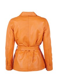 Orange læderjakke med en figursyet design, bælte i taljen og en glat tekstur. Har en klassisk krave og knaplukning ved manchetterne.