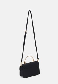 Černá kabelka se strukturovaným tvarem, který obsahuje rukojeť s řetězovým detailem a odnímatelný popruh. Hladká textilie a minimalistický design.