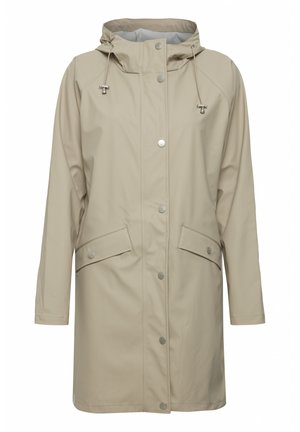 Chubasquero impermeable beige con capucha, botones a presión, dos bolsillos con solapa y cordón ajustable. Textura suave, diseño hasta la rodilla.