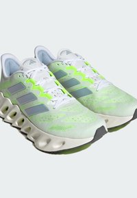 adidas Performance SHIFT UNISEX mleczny