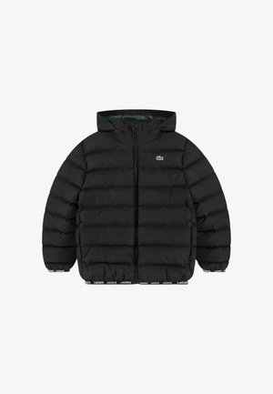 Giacca imbottita nera con cappuccio, zip frontale, logo Lacoste sul petto e rifiniture con marchio su polsini e orlo.