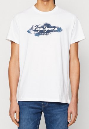 Camiseta de algodón blanca con un estampado gráfico en azul y navy que presenta el texto "Pepe Jeans London" centrado en el frente. Mangas cortas, cuello redondo.