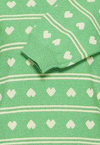 Pull en tricot vert clair avec des motifs de cœurs blancs et des rayures horizontales. Texture douce avec des poignets côtelés.