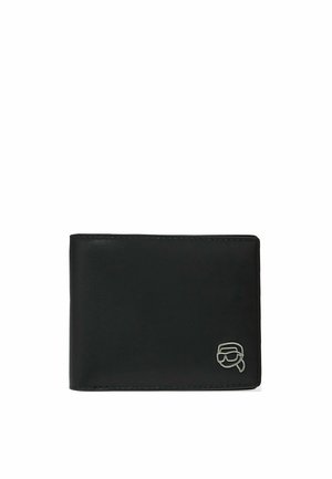 Portefeuille en cuir noir pliable avec un petit logo argenté embossé en bas à droite sur fond blanc.