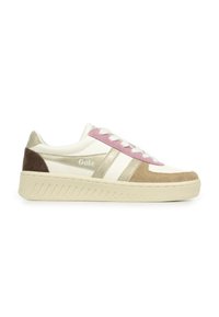 Sneaker bianco e beige con accenti rosa e oro, caratterizzato da una tomaia in tessuto testurizzato, suola imbottita e dettaglio del logo sul lato.