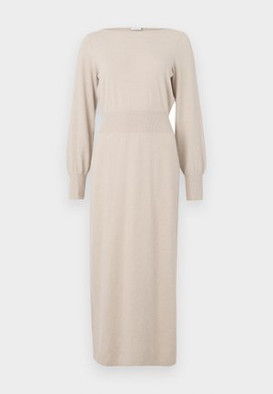 Vestito lavorato a maglia beige con maniche lunghe a palloncino, scollatura quadrata, corpino aderente e vita a costine. Cade fino a metà polpaccio. Texture morbida.