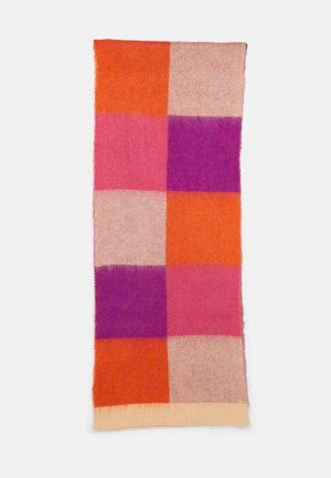  Kudottu viltti, jossa on tilkkutyökuvio oranssin, vaaleanpunaisen ja violetin ruuduissa. Reunat on viimeistelty pehmeällä, vaaleanvärisellä ribbineuloksella.