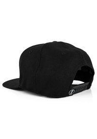 Čierny snapback klobúk s plochým okrajom, textúrovanou tkaninou a nastaviteľným pásikom vzadu s malým logom.