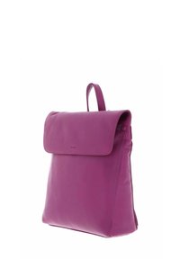 Sac à dos en cuir violet avec une fermeture à rabat, au design épuré, une poignée supérieure et une texture lisse. Détail matériel simple à l'avant.