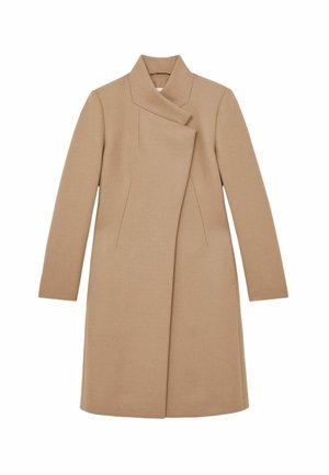 Cappotto beige realizzato in tessuto testurizzato, caratterizzato da un alto colletto, maniche lunghe e chiusura frontale nascosta con dettagli in cuciture verticali.