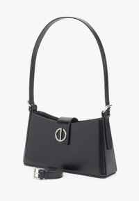 Czarna prostokątna skórzana torebka na ramię z pojedynczym paskiem, srebrnym okrągłym zapięciem i zwiniętym, odpinanym paskiem na białym tle.