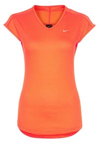 Camiseta atlética de color naranja brillante, con cuello en V, mangas cortas, textura de malla y pequeño logo blanco en la parte superior izquierda.