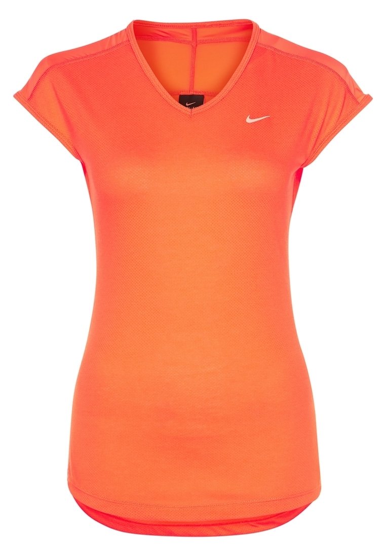Camiseta atlética de color naranja brillante, con cuello en V, mangas cortas, textura de malla y pequeño logo blanco en la parte superior izquierda.