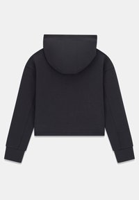 Zwarte cropped hoodie met lange mouwen en een grote capuchon, van achteraf weergegeven op een lichtgrijze achtergrond.
