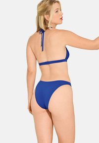 Ensemble bikini bleu comprenant un haut triangulaire avec un lien derrière le cou et un bas taille haute sans coutures, fabriqué dans un matériau lisse.