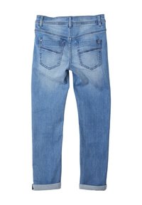 Jeans de mezclilla azul claro con un diseño de pierna recta, cinco bolsillos, costuras visibles y puños doblados. Textura suave con un ligero desvanecimiento.