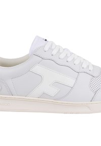 Sneaker en cuir blanc avec des accents perforés, un col rembourré et des lacets plats. Présente un logo blanc prominent sur le côté et une semelle en caoutchouc.
