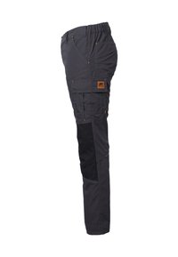 Dunkelgraue Cargo-Hosen mit elastischem Bund, mehreren Taschen, verstärkten Knien mit schwarzen Akzenten und orangefarbenen Nähten.