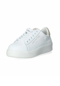 Sneaker bianco con una superficie liscia simile alla pelle, punta arrotondata e suola piatta. Presenta un accento dorato sul tallone e un design con lacci.