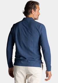 Blauwe longsleeve shirt van zachte stof, met een klassieke kraag en een licht getailleerde pasvorm, voorzien van een rechte zoom en zijsplitten.