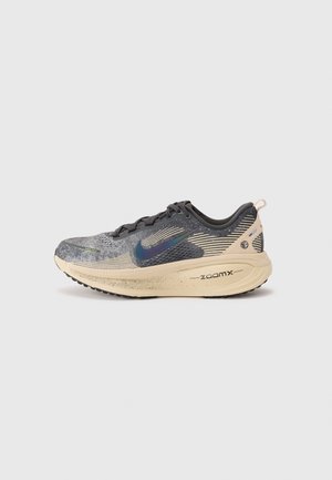 Nike Performance VOMERO 18 - Laufschuh Straße - oatmeal/black anthracite/silver-coloured