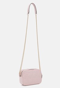 Różowa pikowana torebka na ramię o prostokątnym kształcie, z złotym łańcuszkowym paskiem i zamkiem błyskawicznym. Teksturowana powierzchnia z subtelnym wzorem diamentowym.