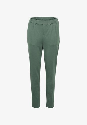 Zaļas, konusveida bikses ar gludu tekstūru, kam ir plakana priekšpuse, kroku detaļas un elastīga jostasvieta komfortam.