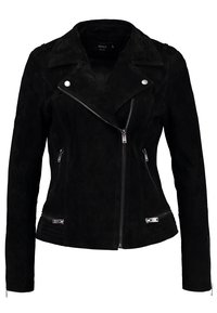 Czarna zamszowa kurtka motocyklowa z klinowym kołnierzem, asymetrycznym zapięciem na zamek z przodu oraz srebrnymi detalami na kieszeniach.