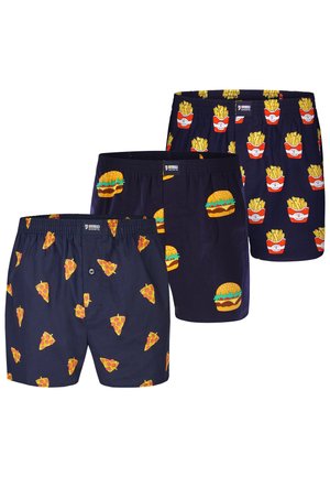 Tre par mørkeblå boxershorts med gentagne tryk af pizzastykker, hamburgere og røde beholdere med pommes frites.