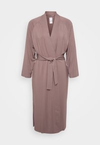 Lange mauvefarbene Robe mit einem taillierten Gürtel, V-Ausschnitt und langen Ärmeln. Glattes Material mit einem subtilen Fall und seitlichen Schlitzen für mehr Bewegungsfreiheit.