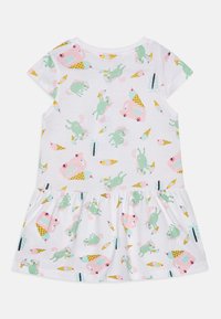Robe en coton blanche à manches courtes, ornée d'un imprimé ludique de cochons roses, de créatures vertes, de cornets de glace et d'accents colorés.
