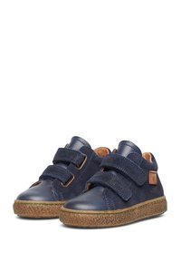 Námořnické modré boty z nubuku a kůže, obsahující dvě nastavitelné suché zipy, strukturovanou gumovou podrážku a akcenty ze světlé kůže.