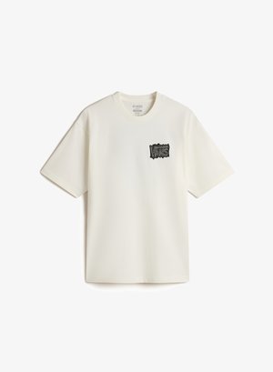 Camiseta de algodón blanca con cuello redondo y mangas cortas, que presenta un logotipo gráfico negro en el área del pecho izquierdo. Textura suave.