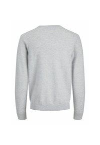 Sweater ligero gris claro, con cuello redondo, mangas largas, puños y dobladillo acanalados, textura suave, diseño minimalista, sin patrones o acentos visibles.