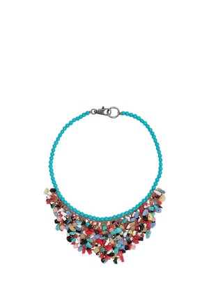 Collar de cuentas turquesa con pequeños colgantes de piedra multicolores agrupados en la parte delantera y cierre de langosta de metal.