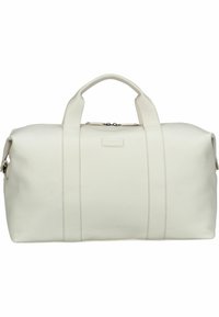 Bolso de viaje de cuero blanco con dos asas en la parte superior, superficie texturizada y cierre de cremallera. Tiene costuras sutiles y un parche con el logo en la parte frontal.