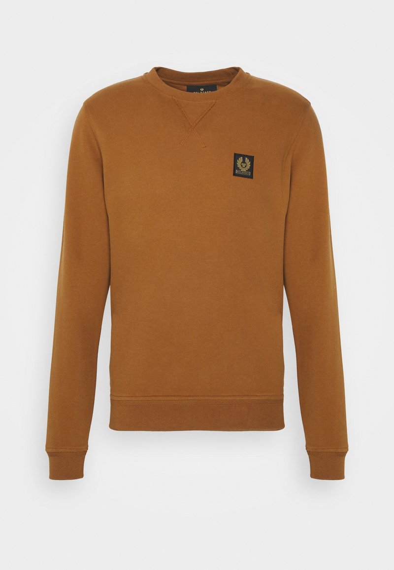 Sweat-shirt marron à col rond avec manches longues et petit patch logo noir sur le haut gauche de la poitrine.