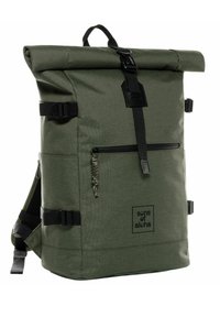 Zaino verde con chiusura roll-top realizzato in tessuto resistente, dotato di spallacci regolabili, una tasca frontale con zip e un dettaglio intrecciato sulla cerniera.