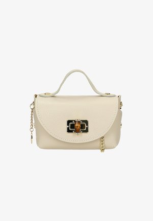 Crème leren handtas met een afgeronde flap, gouden hardware, kettinghengsel en een decoratieve sluiting met een houten accent. Gestructureerde afwerking.