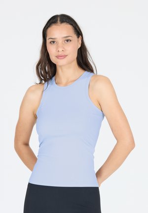 Ärmelloses, hellblaues, tailliertes Tanktop aus glattem Stoff mit rundem Ausschnitt und minimalen Nähten. Kombiniert mit einem schwarzen Unterteil.