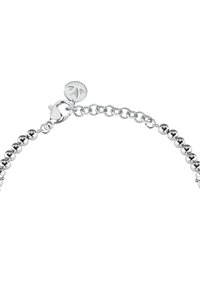 Bracciale d'argento con perle tonde, dotato di chiusura a moschettone e catena di estensione. La chiusura presenta un piccolo logo a forma di foglia attaccato.