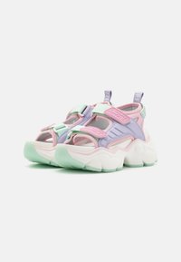 Sandales épaisses avec des panneaux rose pastel, lavande et vert menthe. Équipées de sangles ajustables, d'une épaisse semelle blanche et d'accents texturés.