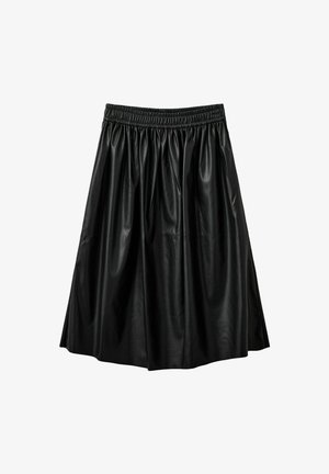 Jupe évasée en faux cuir noir avec une taille élastique, présentant une texture lisse et des détails froncés le long de la taille.