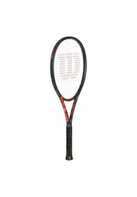 Raqueta de tenis negra con detalles en rojo, que presenta una cabeza ovalada ancha, un patrón de cuerdas denso y un agarre negro texturizado en el mango.