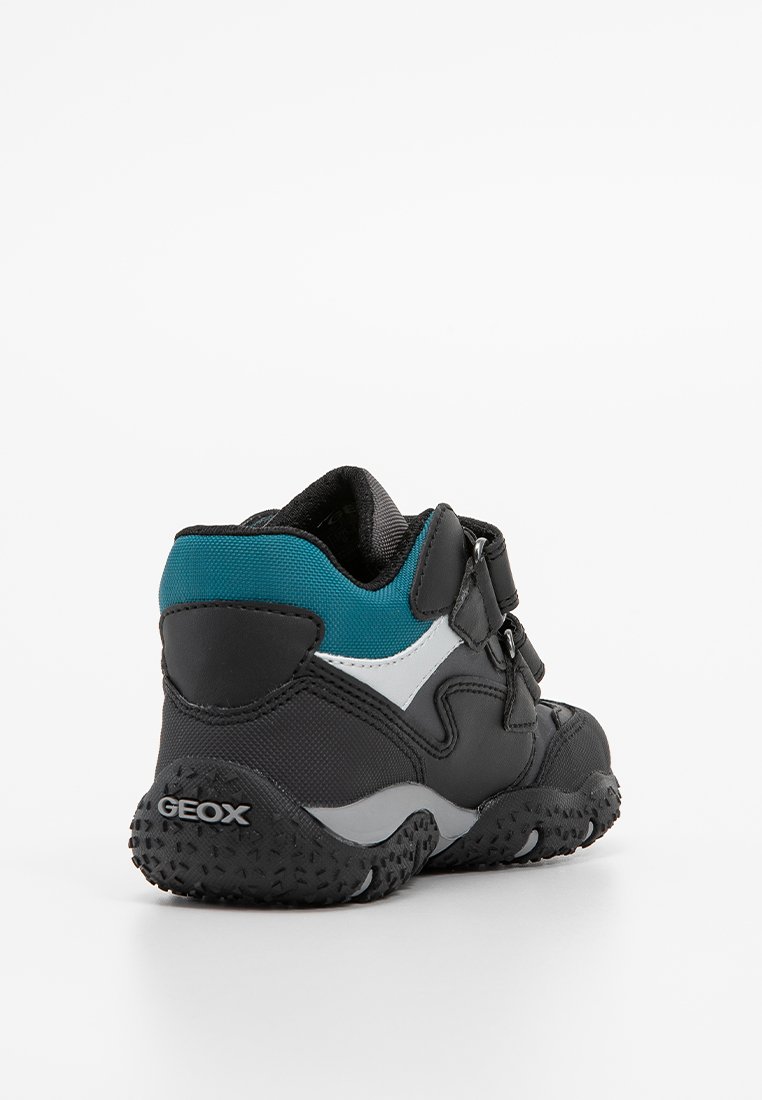 Schwarzer Hi-Top-Schuh mit türkisen und weißen Akzenten, ausgestattet mit zwei verstellbaren Riemen und einer strukturierten Gummisohle mit einem gemusterten Profil. Geox-Branding sichtbar.