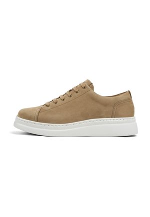 Sneaker in suede beige con punta arrotondata, caratterizzato da una suola in gomma bianca, quattro paia di occhielli e lacci piatti per la chiusura.