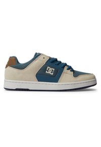 Baskets avec une combinaison de daim beige et de tissu bleu. Présente un logo sur le côté, des accents marron, et une semelle en caoutchouc blanche. Design bas.